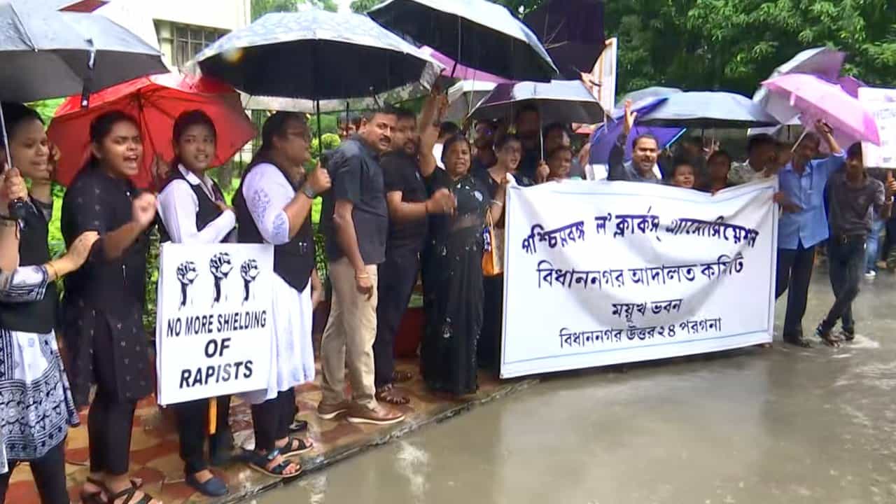 RG Kar Protest: কী করে সিজিও-র ভিতরে ঢুকে গেল আইনজীবীদের মিছিল? পুলিশের ভূমিকায় প্রশ্ন CBI আধিকারিকদের RG Kar Protest: কী করে সিজিও-র ভিতরে ঢুকে গেল আইনজীবীদের মিছিল? পুলিশের ভূমিকায় প্রশ্ন CBI আধিকারিকদের