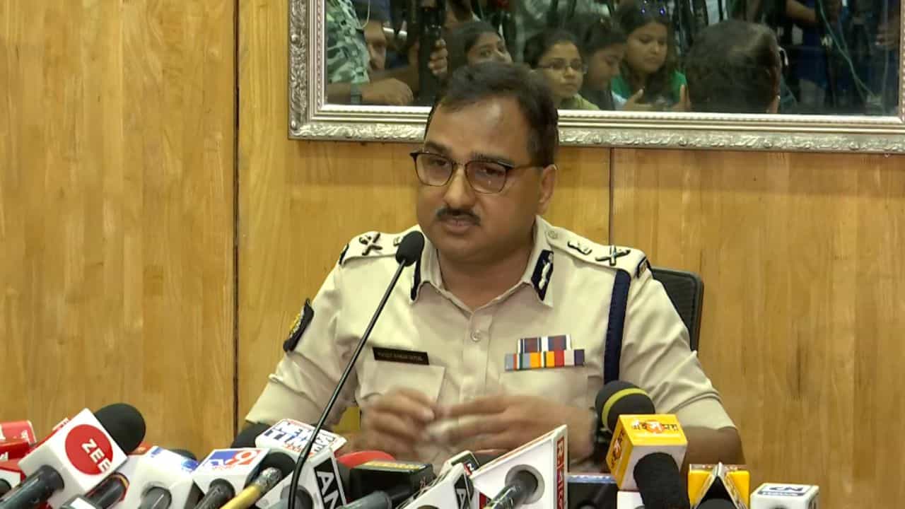 R G Kar: 'কখনও বলা হচ্ছে ১৫০ গ্রাম সিমেন পাওয়া গিয়েছে, কখনও মহাপাত্র পদবিধারীর সঙ্গে রাজনৈতিক নেতৃত্বের যোগ', আরজি কর কাণ্ডে ওঠা একাধিক তত্ত্বের বিশ্লেষণ করলেন সিপি R G Kar: 'কখনও বলা হচ্ছে ১৫০ গ্রাম সিমেন পাওয়া গিয়েছে, কখনও মহাপাত্র পদবিধারীর সঙ্গে রাজনৈতিক নেতৃত্বের যোগ', আরজি কর কাণ্ডে ওঠা একাধিক তত্ত্বের বিশ্লেষণ করলেন সিপি