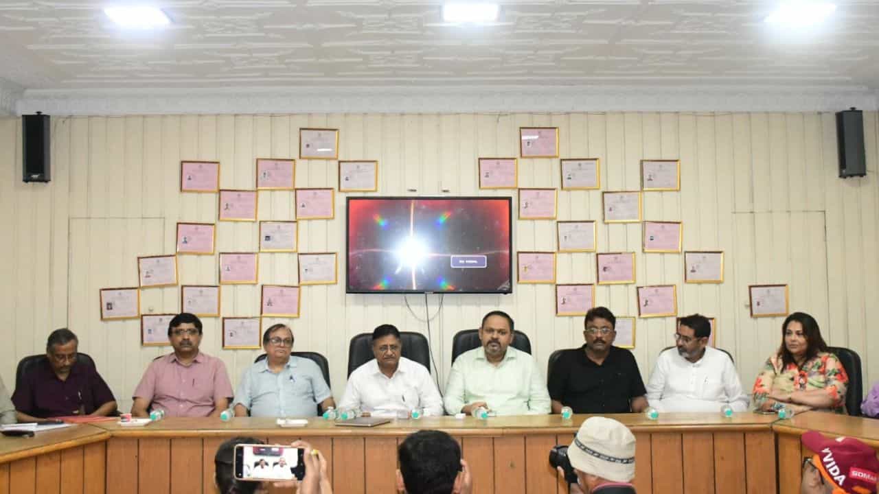 IFA, Kolkata Football: এ বার কলকাতা ময়দানে VAR! আইএফএ-র নতুন ঘোষণা... IFA, Kolkata Football: এ বার কলকাতা ময়দানে VAR! আইএফএ-র নতুন ঘোষণা...