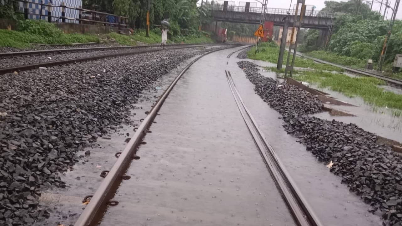 Train Line: বৃষ্টি হলেই সব শেষ, দিকে দিকে ডুবছে চক্ররেলের লাইন, যন্ত্রণা থেকে মুক্তি কবে?