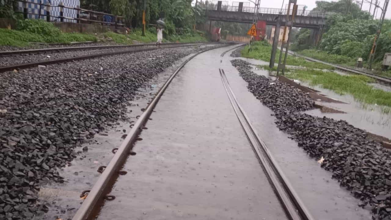 Train Line: বৃষ্টি হলেই সব শেষ, দিকে দিকে ডুবছে চক্ররেলের লাইন, যন্ত্রণা থেকে মুক্তি কবে? Train Line: বৃষ্টি হলেই সব শেষ, দিকে দিকে ডুবছে চক্ররেলের লাইন, যন্ত্রণা থেকে মুক্তি কবে?