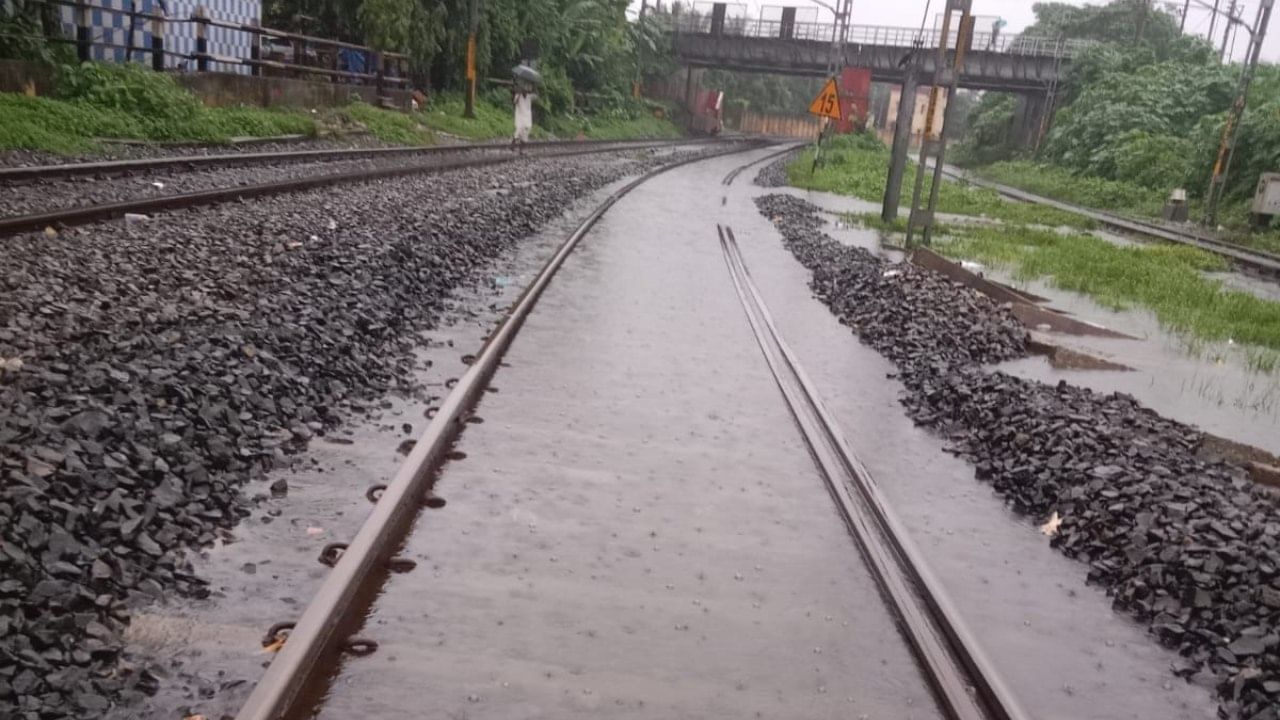 Train Line: বৃষ্টি হলেই সব শেষ, দিকে দিকে ডুবছে চক্ররেলের লাইন, যন্ত্রণা থেকে মুক্তি কবে?