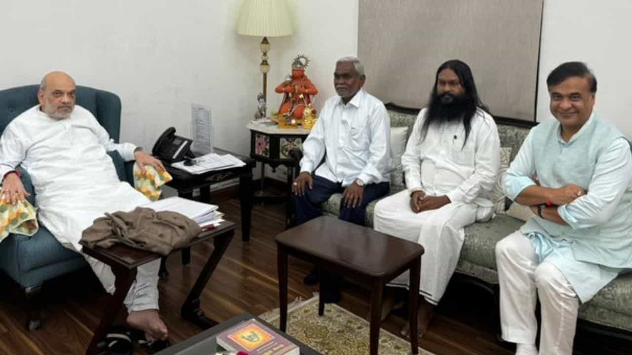 Champai Soren To Join BJP: শাহর সঙ্গে বৈঠকে বদলে গেল পাশা, এবার ঝাড়খণ্ডে 'খেলা' দেখাবেন চম্পাই সোরেন? Champai Soren To Join BJP: শাহর সঙ্গে বৈঠকে বদলে গেল পাশা, এবার ঝাড়খণ্ডে 'খেলা' দেখাবেন চম্পাই সোরেন?