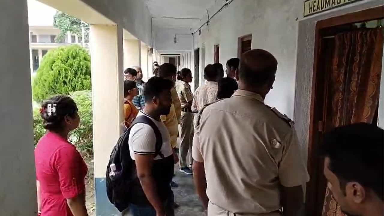 D.El.Ed examination: টুকলি আটকাতে শেষে এই, অন্তর্বাস খুলে দেখা হল মহিলা পরীক্ষার্থীর D.El.Ed examination: টুকলি আটকাতে শেষে এই, অন্তর্বাস খুলে দেখা হল মহিলা পরীক্ষার্থীর