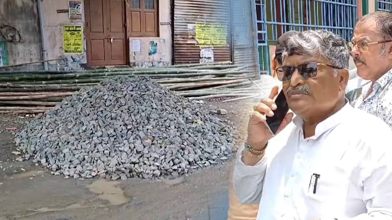 TMC MLA: সংস্কার হচ্ছে না বেহাল রাস্তা, সরকারি দফতরের ‘নিস্ক্রিয়তায়’ ক্ষোভ উগরে ধরনায় শাসকদলের বিধায়ক