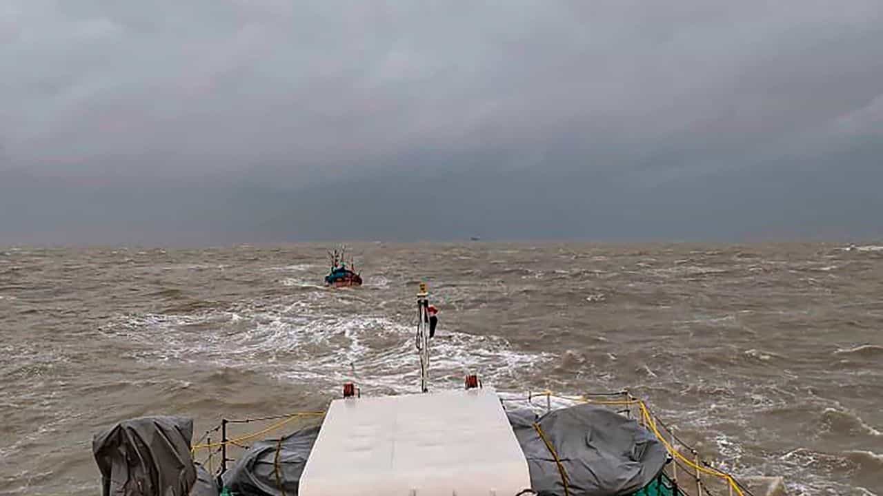 Cyclone Asna: নাম দিয়েছে পাকিস্তান, ৪৮ বছরে এমন ঘূর্ণিঝড় কখনও হয়নি! ধেয়ে আসছে 'আসনা' Cyclone Asna: নাম দিয়েছে পাকিস্তান, ৪৮ বছরে এমন ঘূর্ণিঝড় কখনও হয়নি! ধেয়ে আসছে 'আসনা'