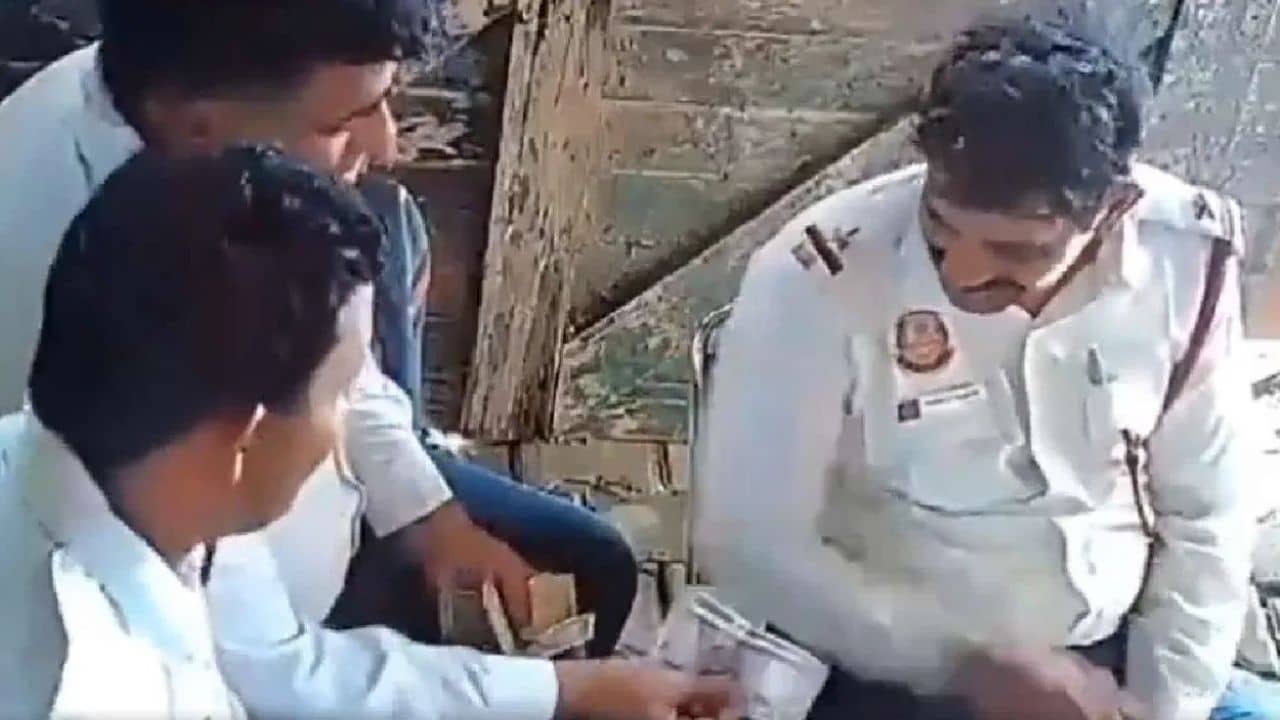 Traffic Cops Divide Bribe Money: হাসতে হাসতে ঘুষের টাকা ভাগ করছেন ৩ ট্র্যাফিক পুলিশকর্মী, দেখুন ভিডিয়ো