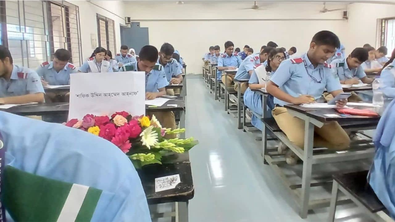 Quota reform movement: মরণেই সব শেষ? একগুচ্ছ ফুল হয়ে পরীক্ষা হলে সহপাঠীদের মাঝে আহনাফ