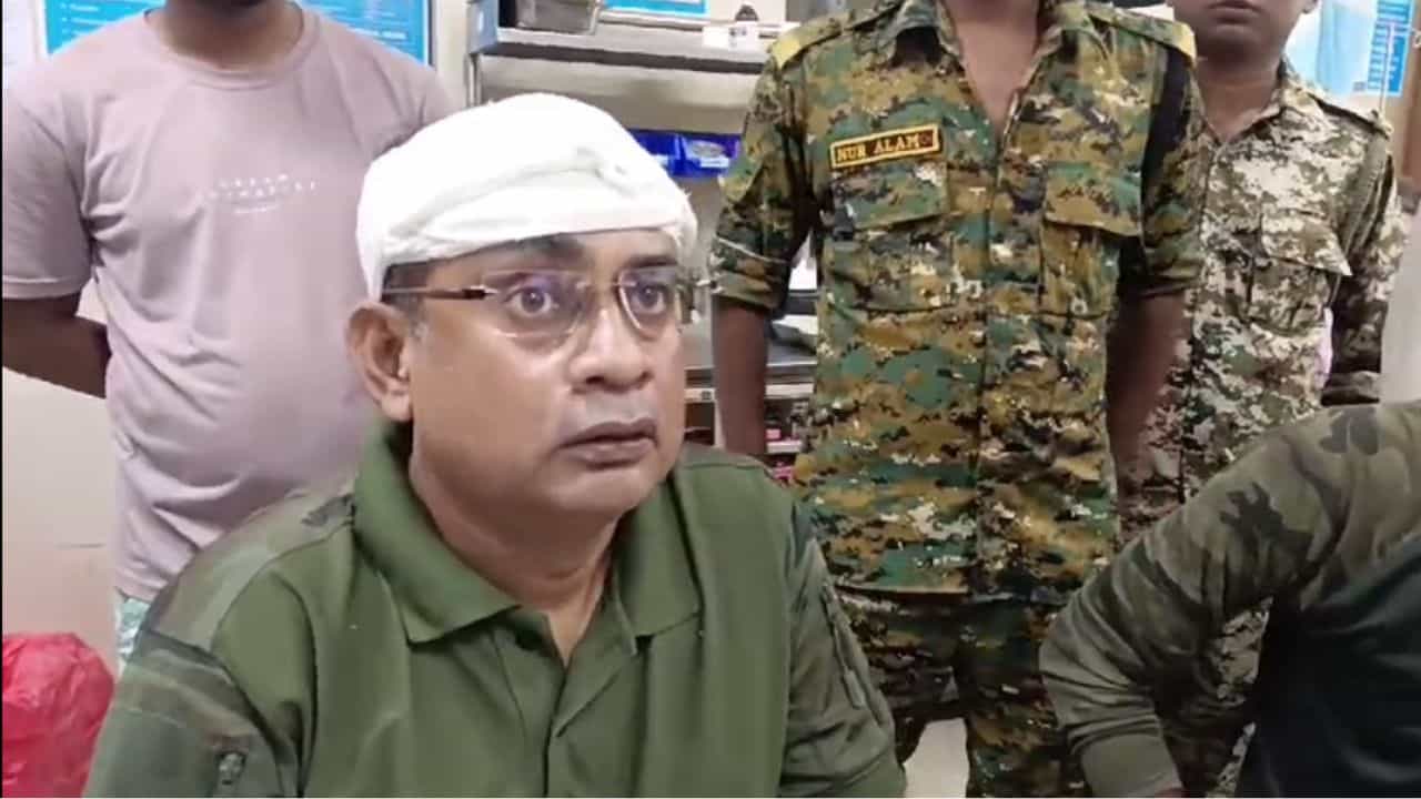 Malbazar: উড়ে এল ইট, জুটল মার! চোলাই মদের বিরুদ্ধে অভিযান চালাতে গিয়ে আক্রান্ত প্রশাসনিক আধিকারিকরা Malbazar: উড়ে এল ইট, জুটল মার! চোলাই মদের বিরুদ্ধে অভিযান চালাতে গিয়ে আক্রান্ত প্রশাসনিক আধিকারিকরা