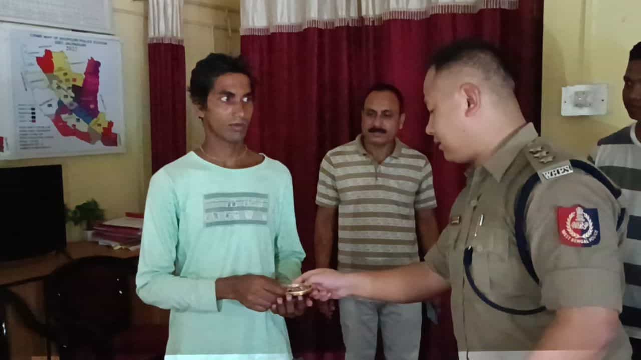 Dhupguri: অভিযোগ জানানোর ২৪ ঘণ্টার মধ্যেই সম্পত্তি নিয়ে বাড়িতে হাজির পুলিশ Dhupguri: অভিযোগ জানানোর ২৪ ঘণ্টার মধ্যেই সম্পত্তি নিয়ে বাড়িতে হাজির পুলিশ