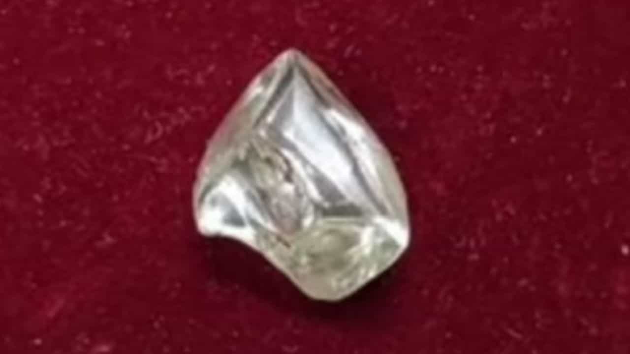 Diamond: ভাগ্য খুলে গেল রাজুর, কাদা খুঁড়তেই বেরিয়ে এল ১৯ ক্যারেটের পেল্লাই হিরে! Diamond: ভাগ্য খুলে গেল রাজুর, কাদা খুঁড়তেই বেরিয়ে এল ১৯ ক্যারেটের পেল্লাই হিরে!