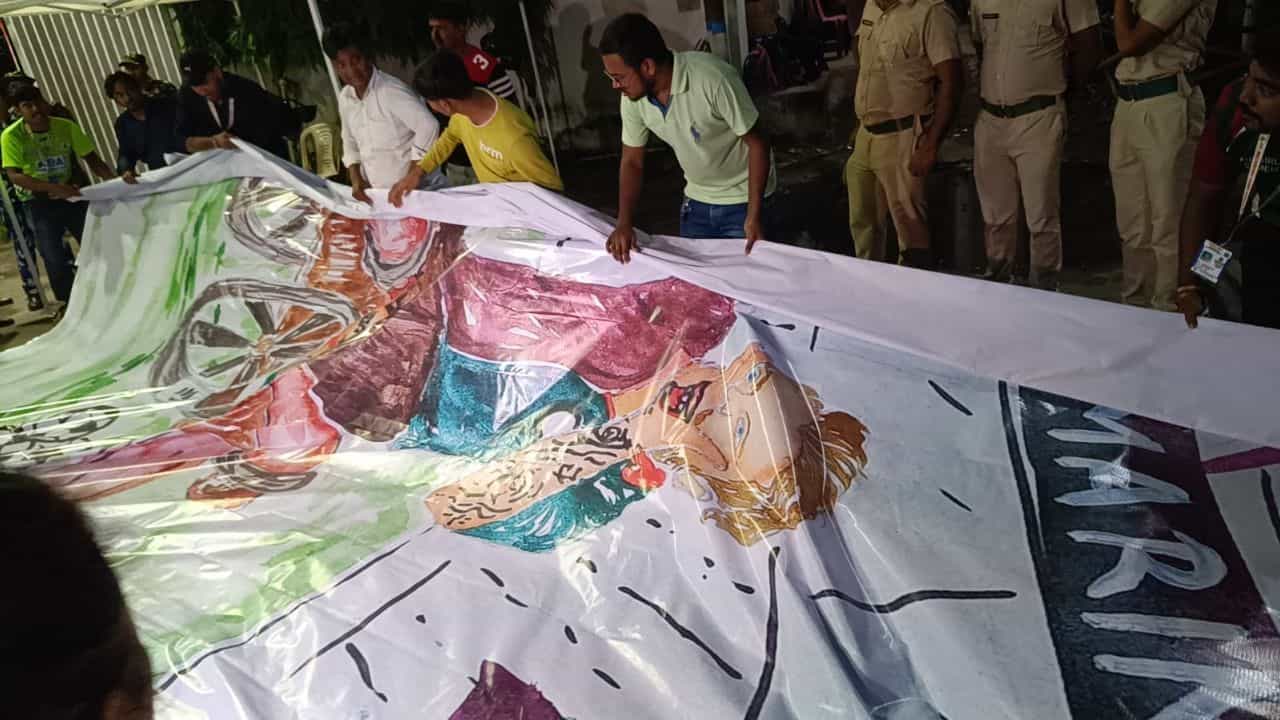 Durand Cup 2024: হাইকোর্টের রায়ের পরও পুলিশের বাধা! যুবভারতীতে দীর্ঘ অপেক্ষা সমর্থকদের Durand Cup 2024: হাইকোর্টের রায়ের পরও পুলিশের বাধা! যুবভারতীতে দীর্ঘ অপেক্ষা সমর্থকদের