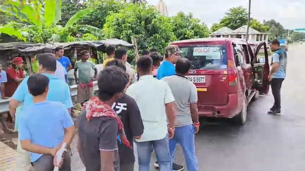 Maldah: জুতোতেই হচ্ছিল পাচার, লক্ষাধিক টাকার জাল নোট উদ্ধার Maldah: জুতোতেই হচ্ছিল পাচার, লক্ষাধিক টাকার জাল নোট উদ্ধার