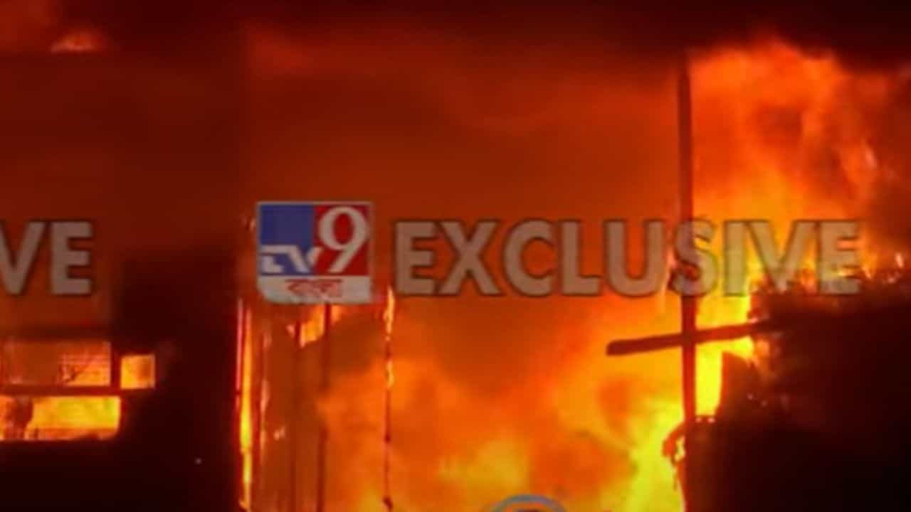 Factory Fire: কাঁকুড়গাছিতে দাউদাউ করে জ্বলছে পরপর ৫টি কারখানা, লড়াই চালাচ্ছে দমকলের ২০টি ইঞ্জিন Factory Fire: কাঁকুড়গাছিতে দাউদাউ করে জ্বলছে পরপর ৫টি কারখানা, লড়াই চালাচ্ছে দমকলের ২০টি ইঞ্জিন