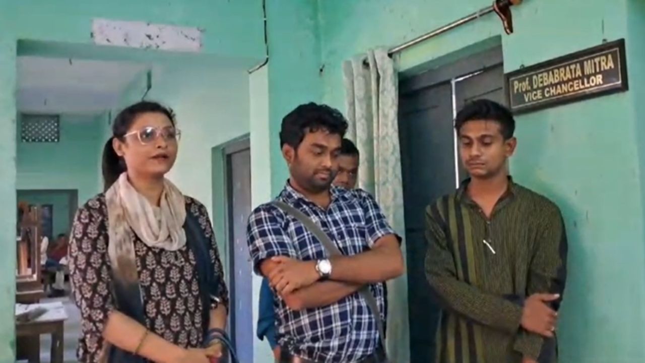 South Dinajpur: বেতন সমস্যায় অতিথি অধ্যাপকরা South Dinajpur: বেতন সমস্যায় অতিথি অধ্যাপকরা