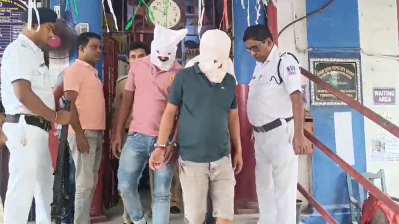 Hooghly: নবান্ন অভিযানের আগে আগ্নেয়াস্ত্র কার্তুজ-সহ গ্রেফতার এক চক্র Hooghly: নবান্ন অভিযানের আগে আগ্নেয়াস্ত্র কার্তুজ-সহ গ্রেফতার এক চক্র