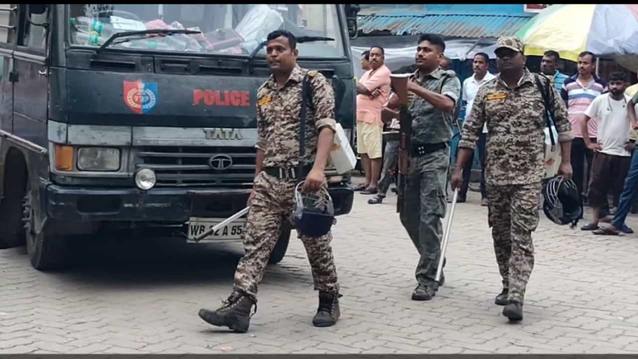 Hili Border: গভীর রাতে সীমান্তে এল সেনার গাড়ি, ক্লাবেই আশ্রয়, হাই অ্যালার্টের মধ্যেই সোমবার মধ্যরাতে হিলিতে যা ঘটল.. Hili Border: গভীর রাতে সীমান্তে এল সেনার গাড়ি, ক্লাবেই আশ্রয়, হাই অ্যালার্টের মধ্যেই সোমবার মধ্যরাতে হিলিতে যা ঘটল..