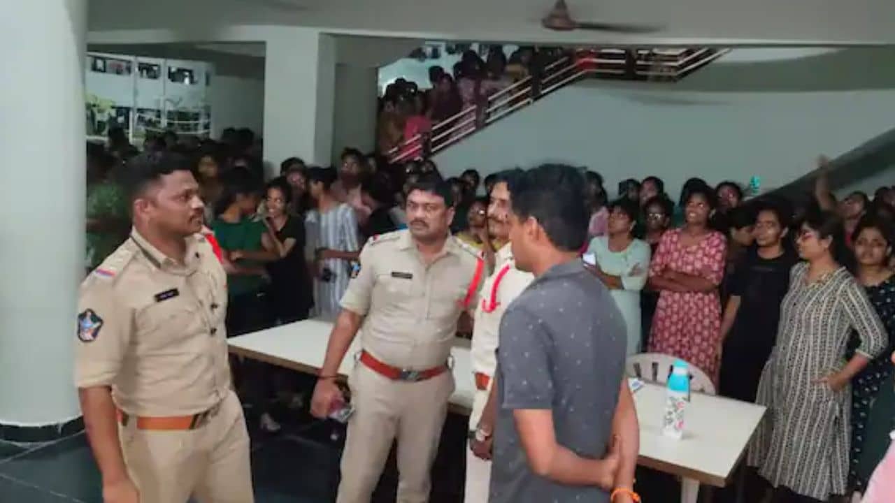 Hidden Camera: মেয়েদের হস্টেলের শৌচাগারে গোপন ক্যামেরা, ছাত্রদের মধ্যেই বিক্রি হয়েছে ৩০০ ভিডিয়ো! রাতভর কলেজে চলল প্রতিবাদ