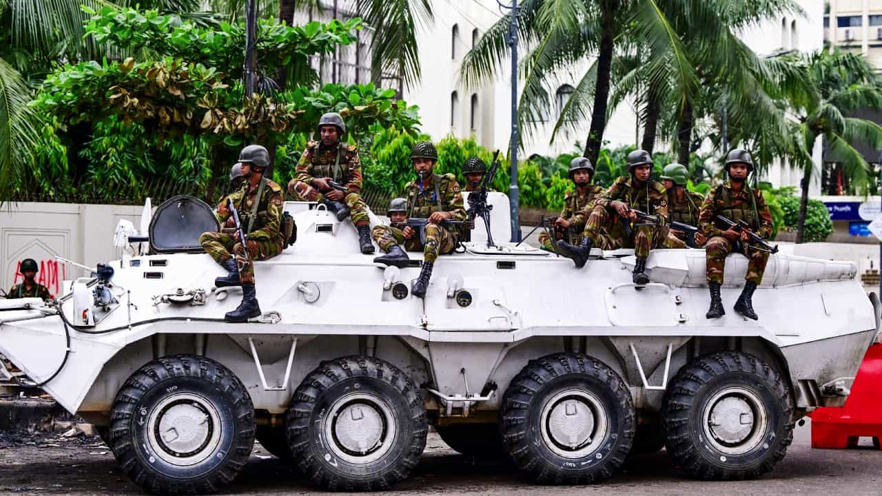 Bangladesh's army: এখন তাদের হাতেই ক্ষমতা, কতটা শক্তিশালী বাংলাদেশ সেনাবাহিনী? Bangladesh's army: এখন তাদের হাতেই ক্ষমতা, কতটা শক্তিশালী বাংলাদেশ সেনাবাহিনী?