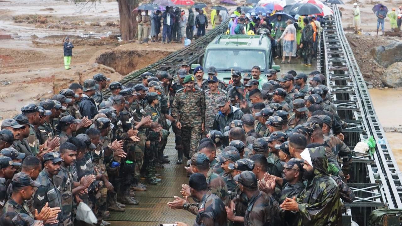 বিপর্যয়ের মধ্যও সেনার এই কীর্তিকে উদযাপন করেছে প্রতিরক্ষা মন্ত্রক। সোশ্যাল মিডিয়ায় মন্ত্রকের পিআরও এই ঘটনাকে 'ল্যান্ডস্লাইড থেকে লাইফলাইন' বলে উল্লেখ করেছেন। ভারতীয় সেনার সাদার্ন কমান্ডও আগেই জানিয়েছিল, প্রতিকূল আবহাওয়া, ক্রমবর্ধমান জলস্তর এবং রাতের অন্ধকারেই সেতু নির্মাণের কাজ চালিয়ে যাচ্ছেন ভারতীয় সেনা জওয়ানরা। 