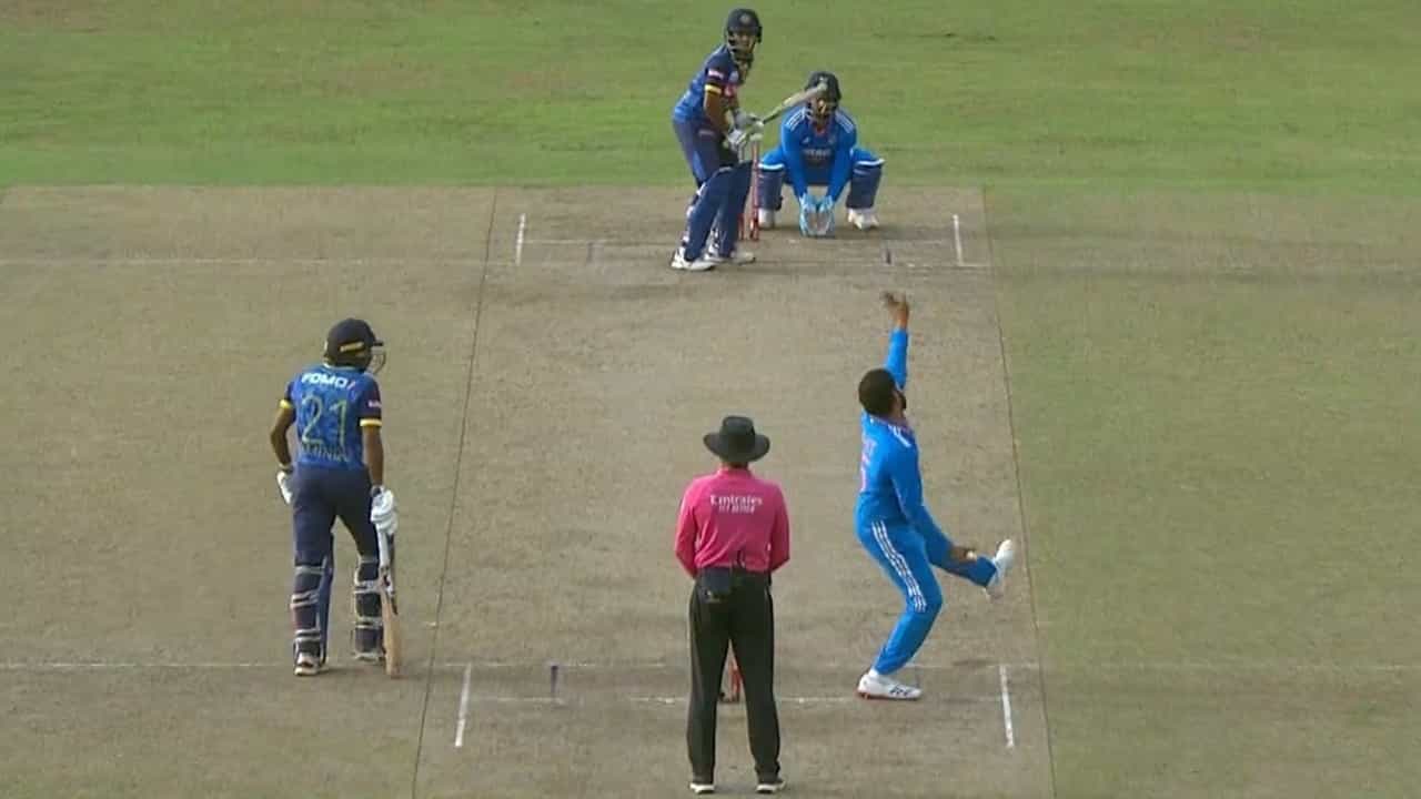 IND vs SL ভিডিয়ো: প্রথম ওয়ান ডে-তে ভাইস ক্যাপ্টেন, এ বার বোলিংয়ে ক্যাপ্টেন রোহিত শর্মাও IND vs SL ভিডিয়ো: প্রথম ওয়ান ডে-তে ভাইস ক্যাপ্টেন, এ বার বোলিংয়ে ক্যাপ্টেন রোহিত শর্মাও
