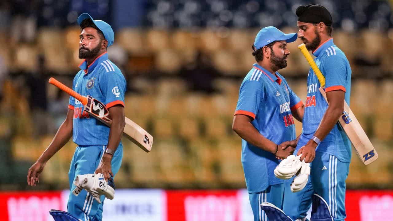 Rohit Sharma: হাসিতেও হতাশা লুকোতে পারলেন না, কী বলছেন রোহিত শর্মা? Rohit Sharma: হাসিতেও হতাশা লুকোতে পারলেন না, কী বলছেন রোহিত শর্মা?