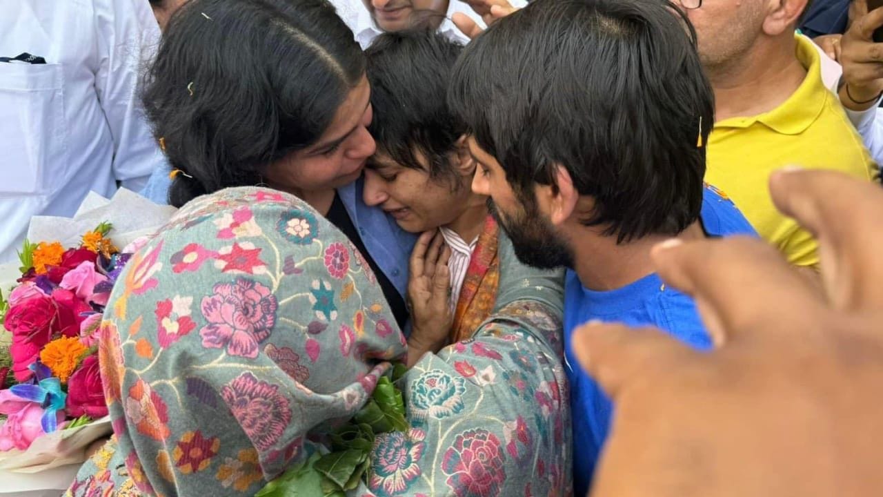 Vinesh Phogat: ভিডিয়ো: চোখের জল বাঁধ মানল না... দেশে ফিরতেই ফের কান্নায় ভেঙে পড়লেন বিনেশ ফোগাট Vinesh Phogat: ভিডিয়ো: চোখের জল বাঁধ মানল না... দেশে ফিরতেই ফের কান্নায় ভেঙে পড়লেন বিনেশ ফোগাট