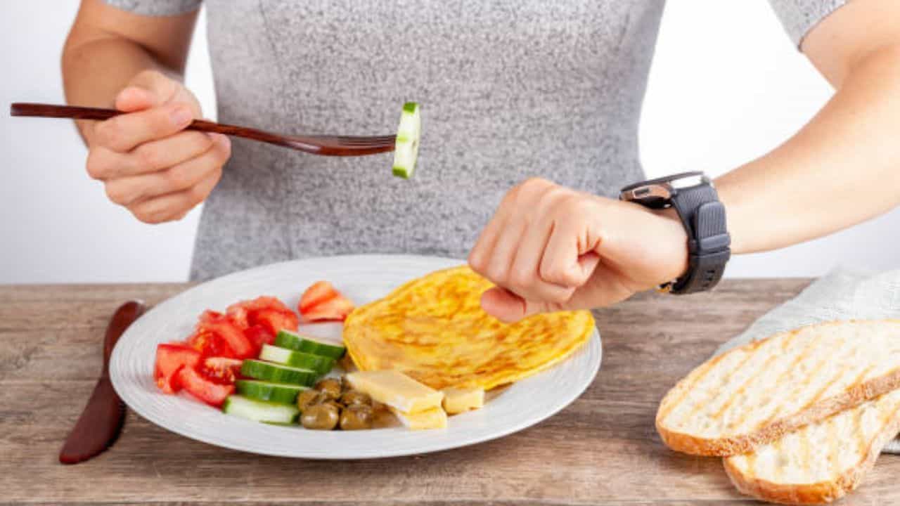 Intermittent Fasting: ওজন কমাতে যখন ইন্টারমিটেন্ট ফাস্টিংই ভরসা, তখন এই ৫ ভুল ভুলেও করবেন না Intermittent Fasting: ওজন কমাতে যখন ইন্টারমিটেন্ট ফাস্টিংই ভরসা, তখন এই ৫ ভুল ভুলেও করবেন না