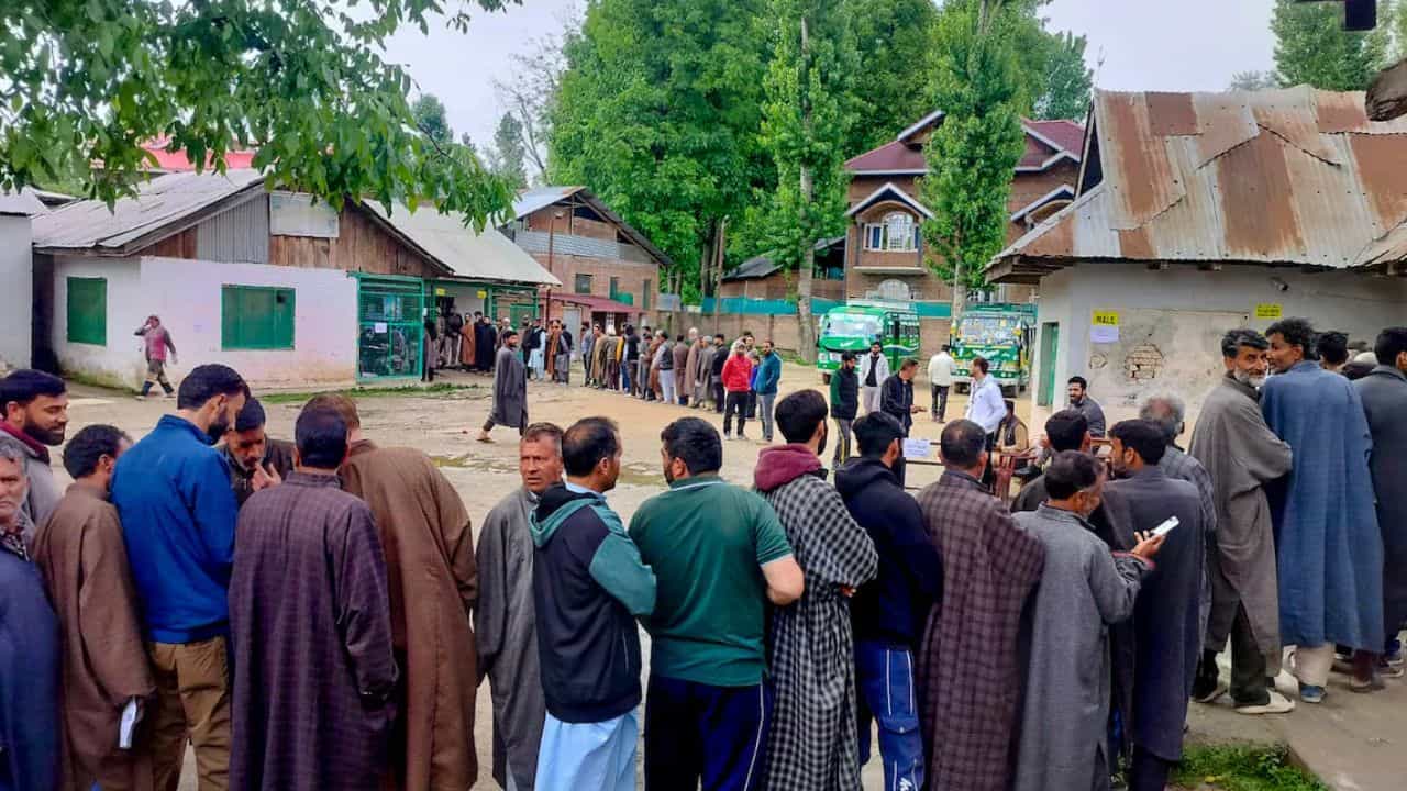 J&K BJP Candidate List: জম্মু-কাশ্মীরের প্রার্থী তালিকা ঘোষণা করেই প্রত্যাহার বিজেপির! কয়েক মিনিটেই কি হল দলের অন্দরে? J&K BJP Candidate List: জম্মু-কাশ্মীরের প্রার্থী তালিকা ঘোষণা করেই প্রত্যাহার বিজেপির! কয়েক মিনিটেই কি হল দলের অন্দরে?