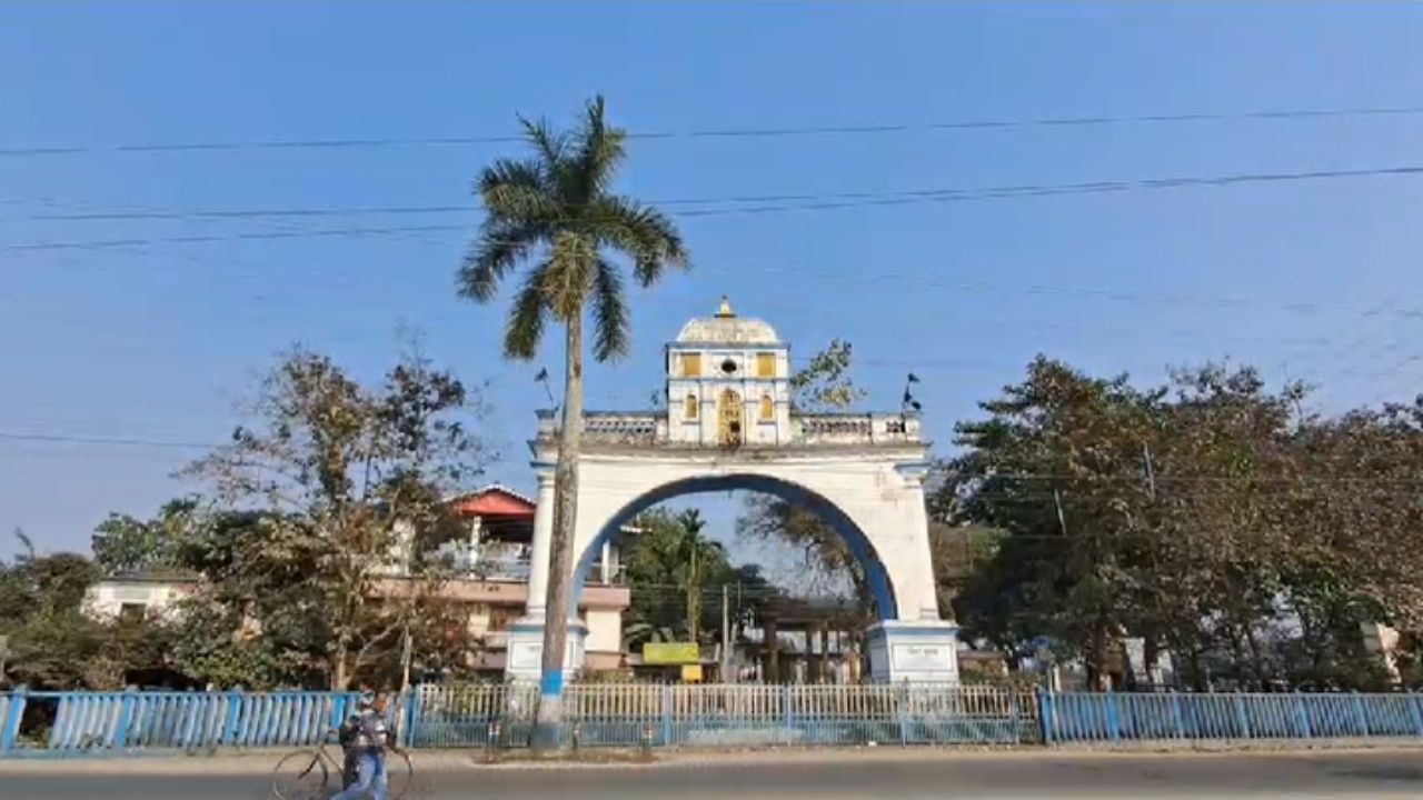 Jalpaiguri: চলন্ত ট্রেনের গেটে দাঁড়িয়ে স্বামীর হাতটা চেপে ধরেছিলেন স্ত্রী, তবুও পারেননি, পদাতিক এক্সপ্রেসের যাত্রীরা থাকলেন ভয়ঙ্কর দৃশ্যের সাক্ষী Jalpaiguri: চলন্ত ট্রেনের গেটে দাঁড়িয়ে স্বামীর হাতটা চেপে ধরেছিলেন স্ত্রী, তবুও পারেননি, পদাতিক এক্সপ্রেসের যাত্রীরা থাকলেন ভয়ঙ্কর দৃশ্যের সাক্ষী