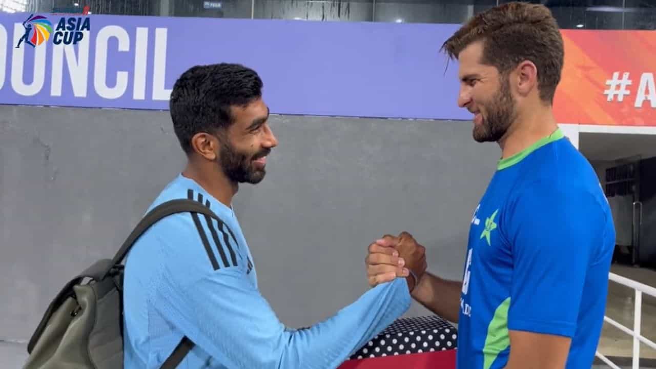 Jasprit Bumrah: ভিডিয়ো: পাক তারকা শাহিন আফ্রিদির দেওয়া সেই বাক্স আজও কেন যত্নে রেখেছেন বুমরা? Jasprit Bumrah: ভিডিয়ো: পাক তারকা শাহিন আফ্রিদির দেওয়া সেই বাক্স আজও কেন যত্নে রেখেছেন বুমরা?