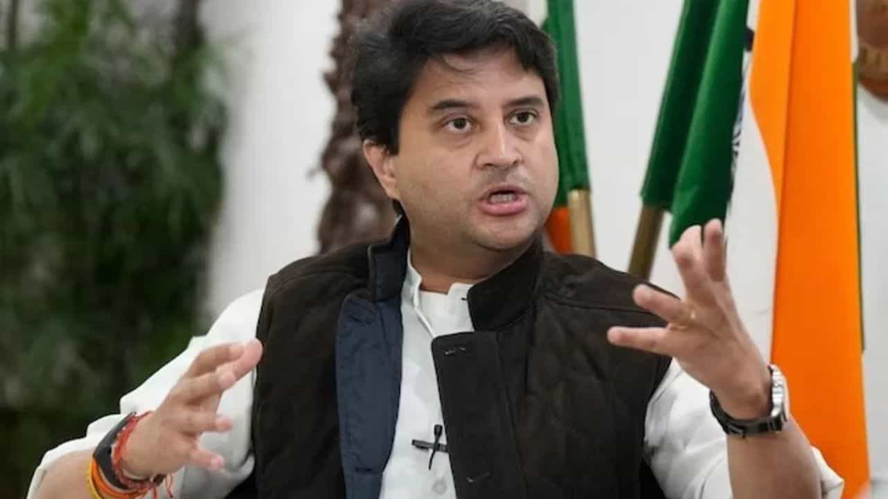 Jyotiraditya Scindia: Jyotiraditya Scindia: 'দেশে অরাজকতা ছড়ানোই কংগ্রেসের কাজ', আক্রমণ জ্যোতিরাদিত্যর Jyotiraditya Scindia: Jyotiraditya Scindia: 'দেশে অরাজকতা ছড়ানোই কংগ্রেসের কাজ', আক্রমণ জ্যোতিরাদিত্যর