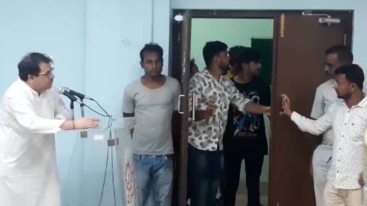 Kazi Nazrul University: ‘আরজি কর বানিয়ে দেব’, কাজী নজরুল বিশ্ববিদ্যালয়ের উপাচার্যকে ঘিরে ধরে ‘দুষ্কৃতী’ তাণ্ডবের অভিযোগ