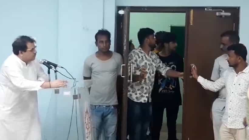 Kazi Nazrul University: ‘আরজি কর বানিয়ে দেব’, কাজী নজরুল বিশ্ববিদ্যালয়ের উপাচার্যকে ঘিরে ধরে ‘দুষ্কৃতী’ তাণ্ডবের অভিযোগ