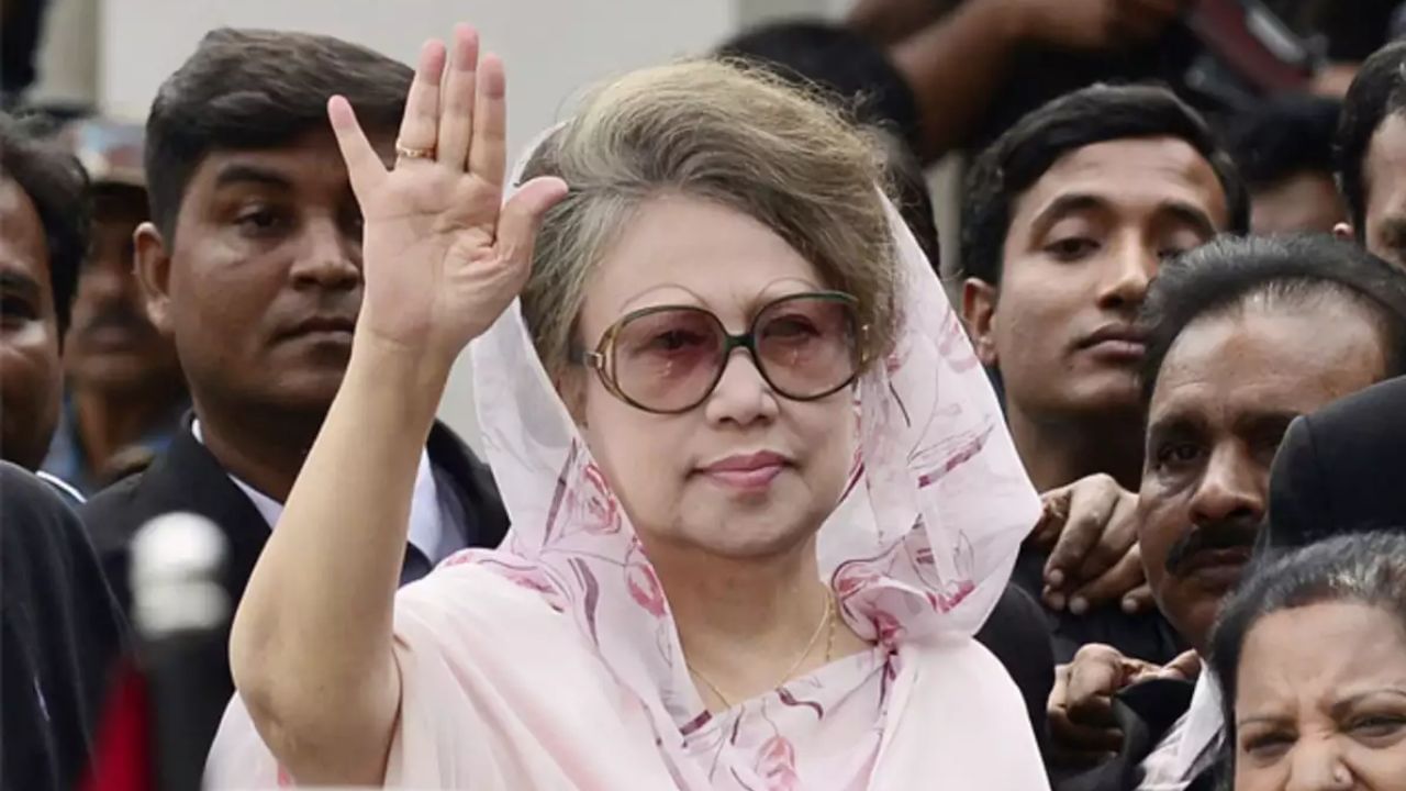 Khaleda Zia: দেশ ছেড়েছেন হাসিনা, জেল-মুক্তি হতে চলেছে খালেদা জিয়ার; মঙ্গলেই খুলছে অফিস-স্কুল Khaleda Zia: দেশ ছেড়েছেন হাসিনা, জেল-মুক্তি হতে চলেছে খালেদা জিয়ার; মঙ্গলেই খুলছে অফিস-স্কুল
