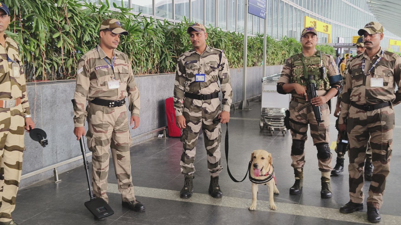 Kolkata Airport: স্বাধীনতা দিবসের প্রাক্কালে হাই অ্যালার্ট কলকাতা এয়ারপোর্টে, বাড়ছে CISF এর সংখ্যা, ফের নাশকতার আশঙ্কা?