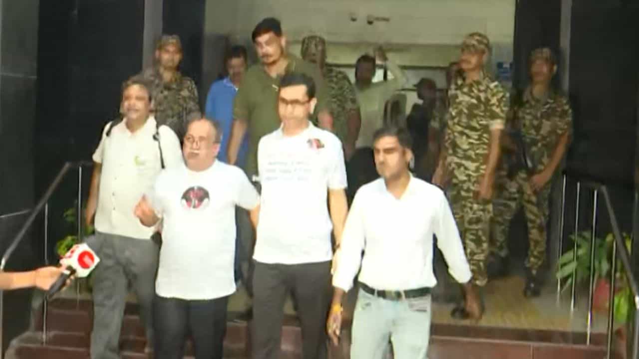 RG Kar: 'নেংটি থেকে ধেড়ে সকলের নাম দিয়ে এসেছি', CBI-কে কাদের তালিকা পাঠিয়েছেন তা খোলসা করলেন ডাক্তাররা RG Kar: 'নেংটি থেকে ধেড়ে সকলের নাম দিয়ে এসেছি', CBI-কে কাদের তালিকা পাঠিয়েছেন তা খোলসা করলেন ডাক্তাররা