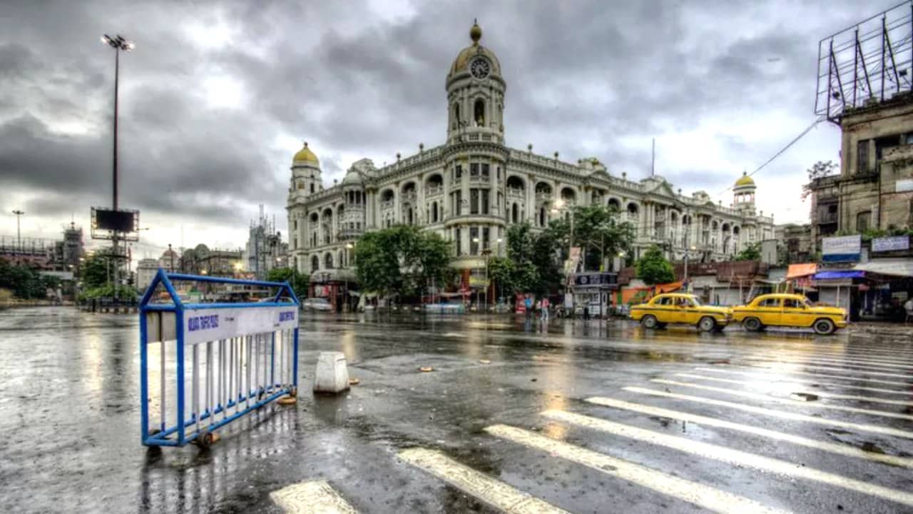 Weather Update: বঙ্গোপসাগরে ঘাঁটি গেড়েছে নিম্নচাপ, রোদ ঝলমলে আকাশের ফাঁকেই ঘনাচ্ছে দুর্যোগের মেঘ