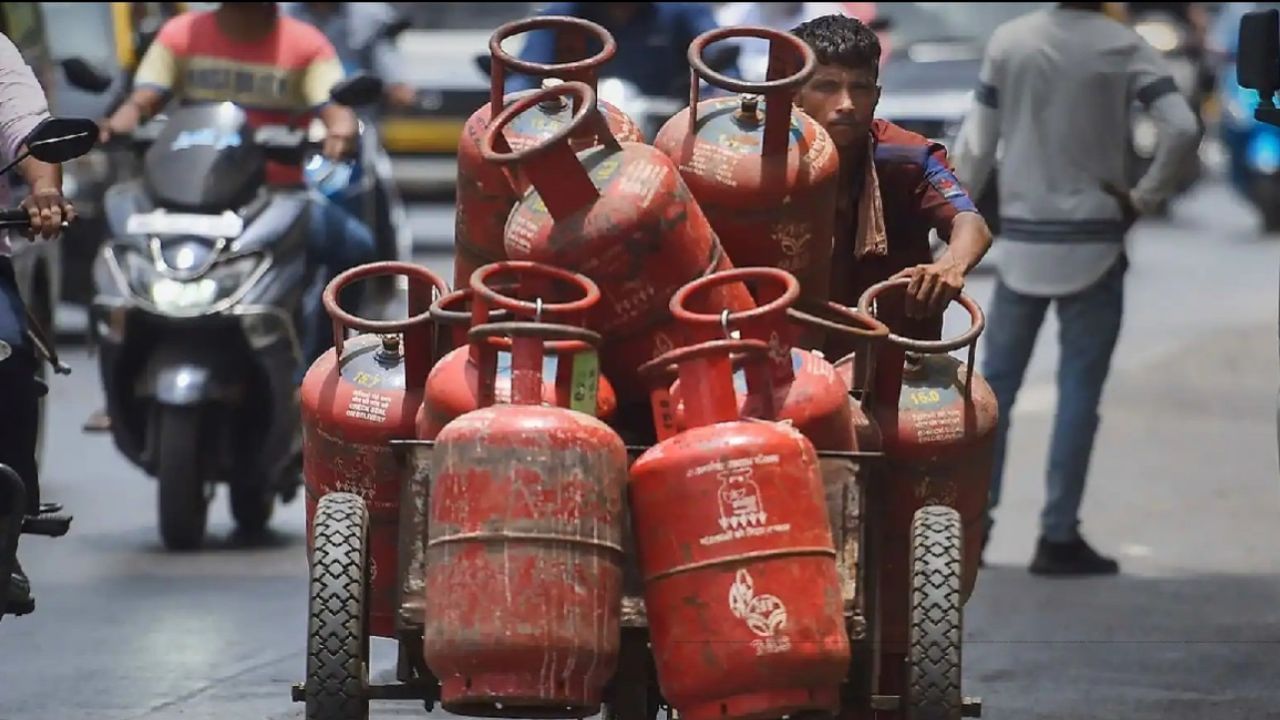 LPG Cylinder: মাত্র ৪৫০ টাকায় মিলবে LPG সিলিন্ডার, রাখি বন্ধনে বড় উপহার LPG Cylinder: মাত্র ৪৫০ টাকায় মিলবে LPG সিলিন্ডার, রাখি বন্ধনে বড় উপহার