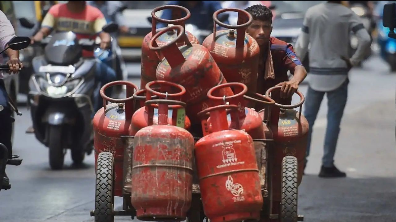 LPG Cylinder: মাত্র ৪৫০ টাকায় মিলবে LPG সিলিন্ডার, রাখি বন্ধনে বড় উপহার