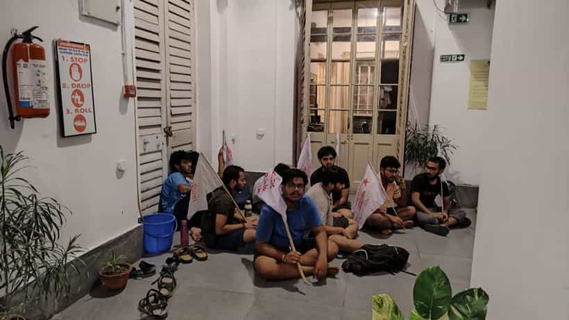 ফি বৃদ্ধির প্রতিবাদে উত্তাল প্রেসিডেন্সি, ঘেরাও উপাচার্য, ১৫২ ঘণ্টা ধরে অবস্থান বিক্ষোভে পড়ুয়ারা