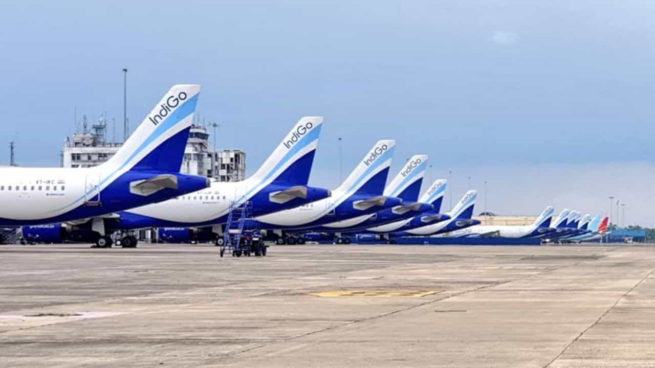 Kolkata Airport: সিট বেল্ট লাগিয়ে বসে তখন ৭৫ যাত্রী, হঠাৎ এল খবর, তারপরই...কলকাতা বিমানবন্দরে হুলুস্থুল Kolkata Airport: সিট বেল্ট লাগিয়ে বসে তখন ৭৫ যাত্রী, হঠাৎ এল খবর, তারপরই...কলকাতা বিমানবন্দরে হুলুস্থুল