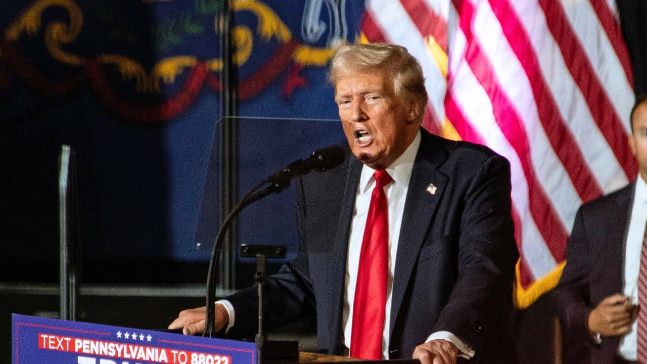 ও ভারতীয় নাকি কৃষ্ণাঙ্গ?, প্রতিদ্বন্দ্বীর নামেই কুরুচিকর মন্তব্য, সীমা ছাড়ালেন ট্রাম্প