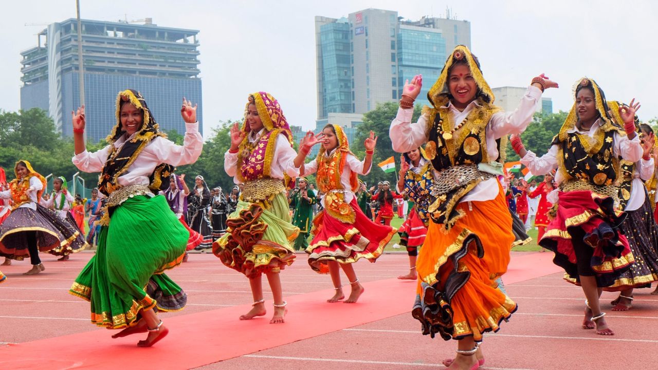 আরও একটি বর্ণাঢ্য অনুষ্ঠানের ছবি। গুরুগ্রামে স্বাধীনতা দিবস উপলক্ষে এক বিশেষ অনুষ্ঠানের আয়োজন করা হয়েছিল। সেখানেই নৃত্য পরিবেশন হয়। PTI