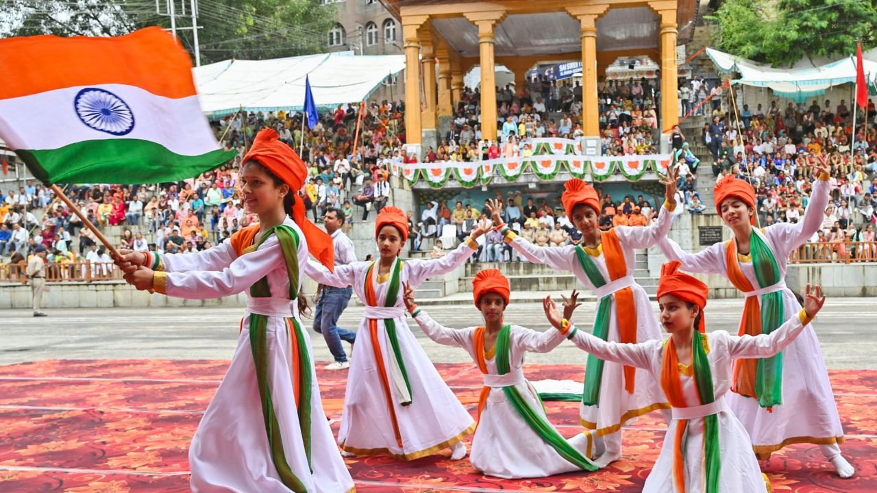 দেশের বিভিন্ন জায়গায় নাচে-গানে স্বাধীনতা দিসব উদযাপন করে শিশুরা। স্কুলে স্কুলে হয় বর্ণাঢ্য অনুষ্ঠান। মান্ডিতে নৃত্য পরিবেশন করছে শিশুরা। PTI