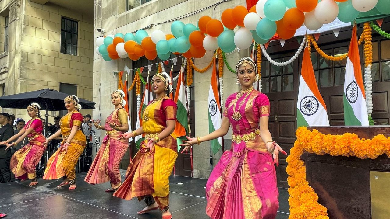 লন্ডনে পালিত হচ্ছে ভারতের স্বাধীনতা দিবস। ইন্ডিয়া হাউসে নৃত্য পরিবেশন করছেন শিল্পীরা। PTI