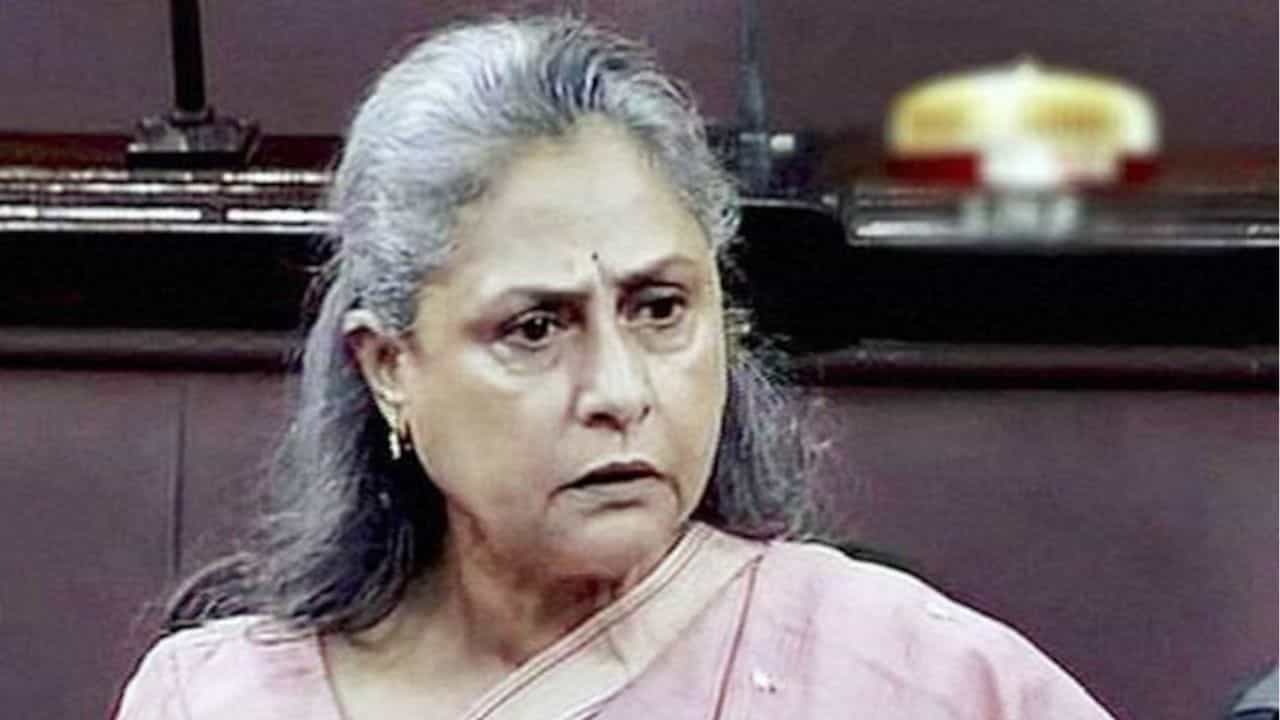 Jaya Bachchan: 'আপনার টোন ঠিক ছিল না নেই... বডি ল্যাঙ্গোয়েজ আমি বুঝি', কেন এমন রেগে আগুন জয়া বচ্চন Jaya Bachchan: 'আপনার টোন ঠিক ছিল না নেই... বডি ল্যাঙ্গোয়েজ আমি বুঝি', কেন এমন রেগে আগুন জয়া বচ্চন