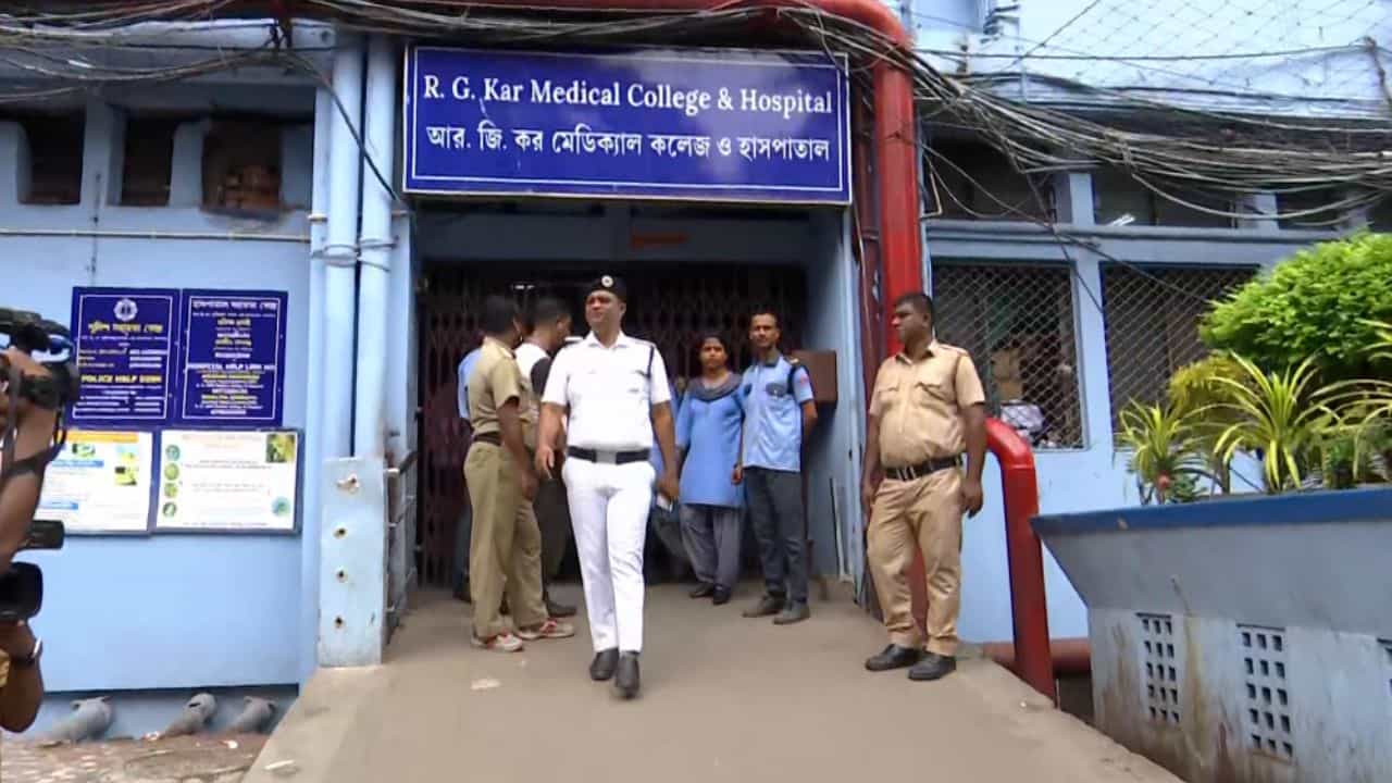 RG Kar Death: রাত ২টোয় ডিনার সেরে বিশ্রাম নিতে যান মহিলা চিকিৎসক, নাইট ডিউটি-র মাঝেই কী করে ঘটে গেল..., শিউরে উঠছেন প্রতিবেশীরা RG Kar Death: রাত ২টোয় ডিনার সেরে বিশ্রাম নিতে যান মহিলা চিকিৎসক, নাইট ডিউটি-র মাঝেই কী করে ঘটে গেল..., শিউরে উঠছেন প্রতিবেশীরা