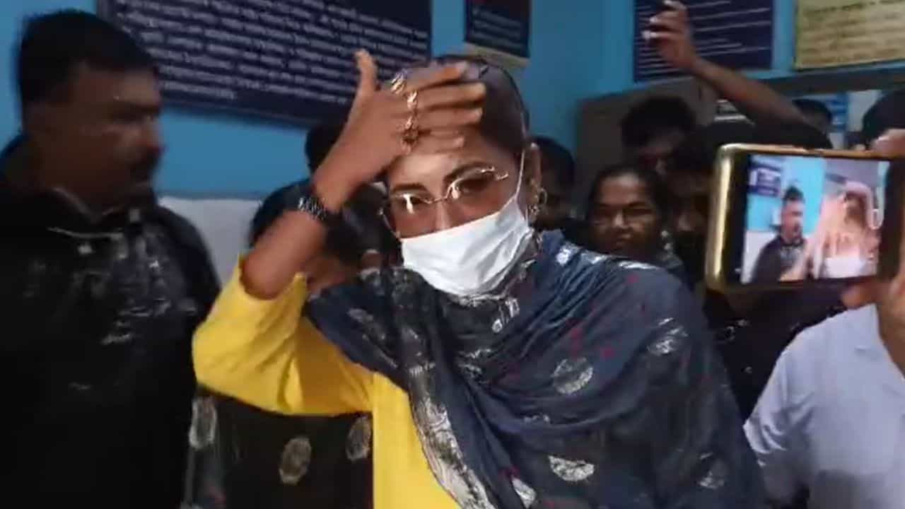 'আমার বাবাও যদি হাসপাতালে ভর্তি হয়...', নার্সদের ঠিক কী বোঝালেন রচনা 'আমার বাবাও যদি হাসপাতালে ভর্তি হয়...', নার্সদের ঠিক কী বোঝালেন রচনা