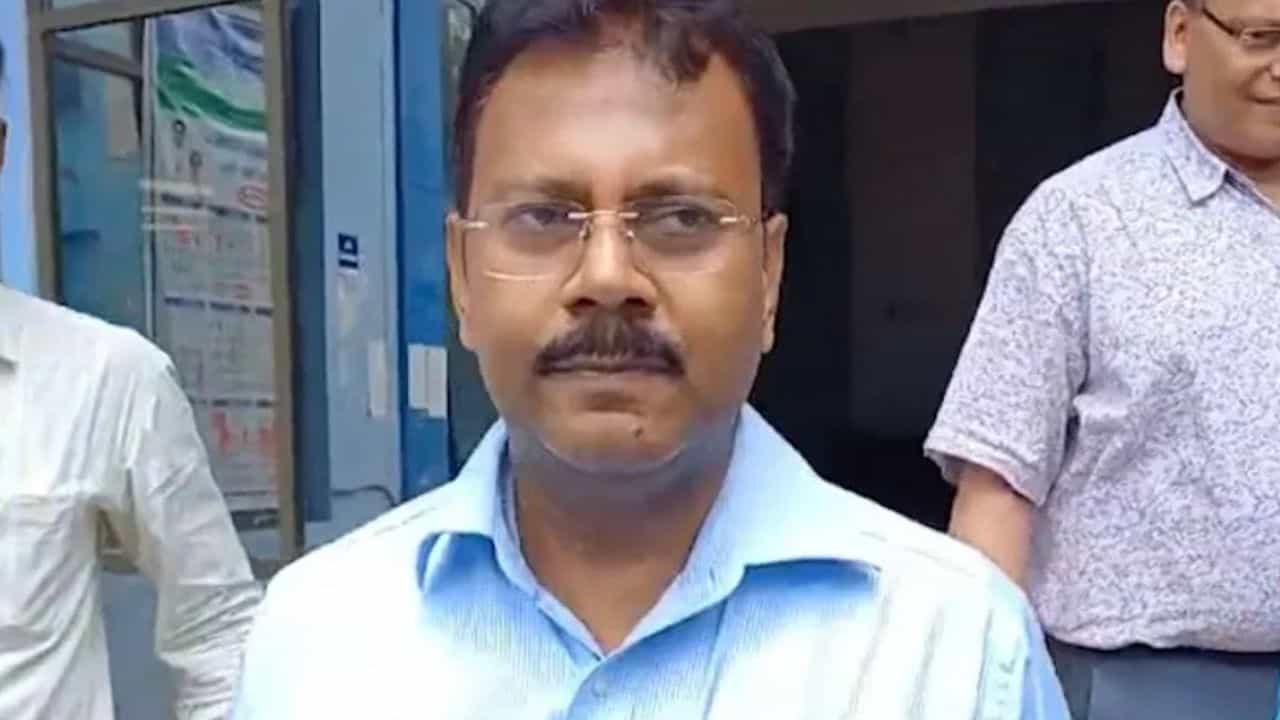 Sandip Ghosh: কতটা শিক্ষিত সন্দীপ? Sandip Ghosh: কতটা শিক্ষিত সন্দীপ?